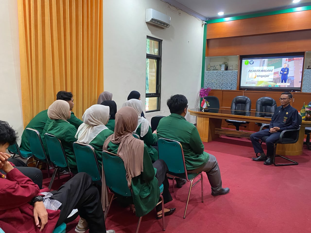 Kuasai Kepaniteraan, Pegang Kendali Keadilan: Mahasiswa Magang Antusias Ikuti Program "PA Mengajar"